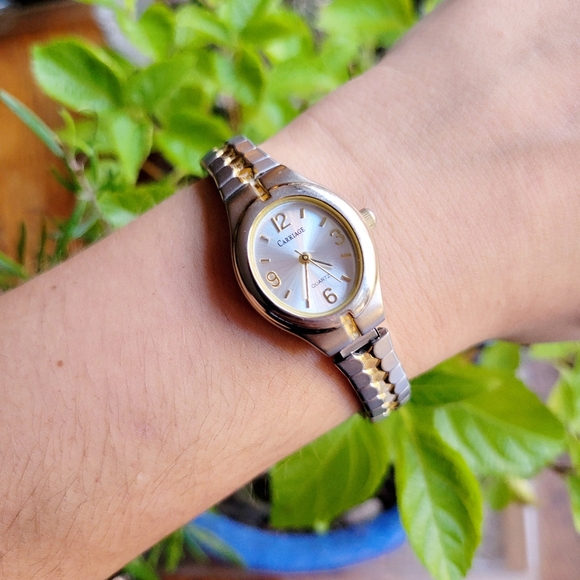 Vintage Timex Carriage Quartz Womens Womans Silver & Gold Dainty Stretch Watch - Picture 3 of 6